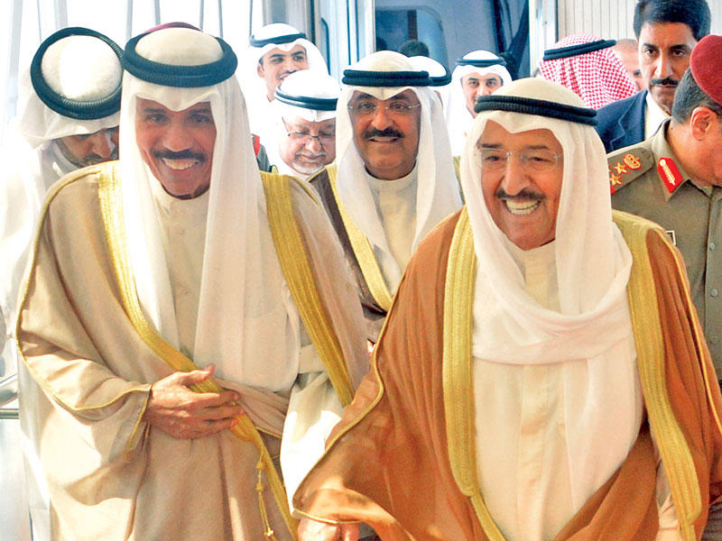 صاحب السمو لدى عودته أمس  وفي استقباله ولي العهد