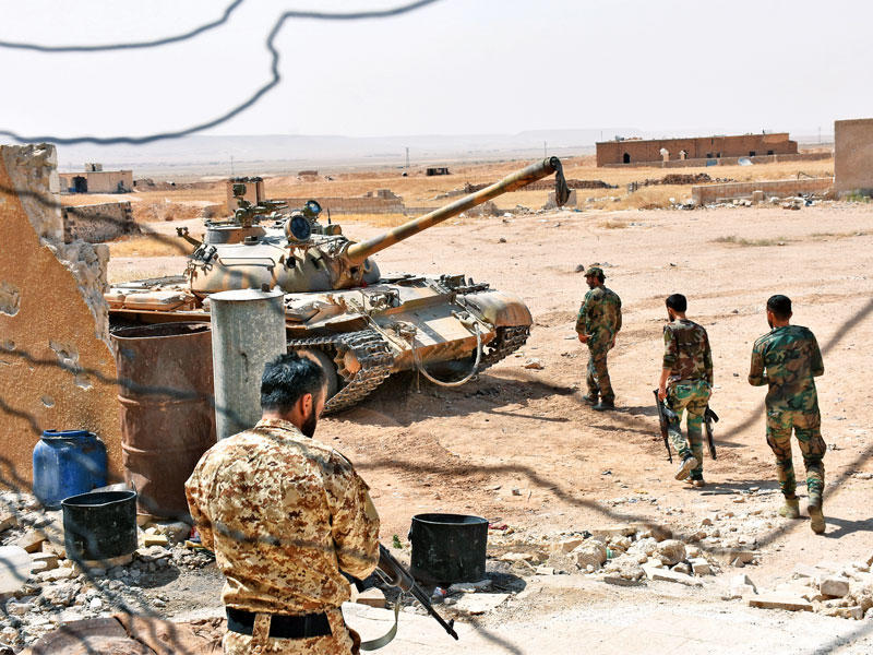 قوات النظام تفتش منطقة جبلية انتزعتها من « داعش» بالقرب من قرية خناصر في محافظة حلب أمس (أ ف ب)