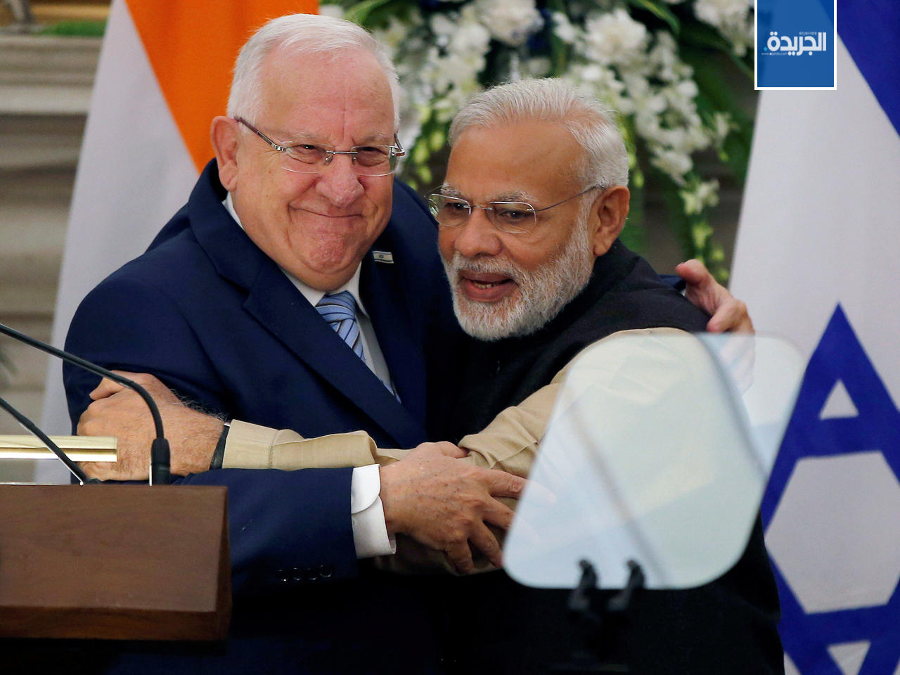 الرئيس الإسرائيلي ريفلين ورئيس الوزراء الهندي مودي يتعانقان في نيودلهي