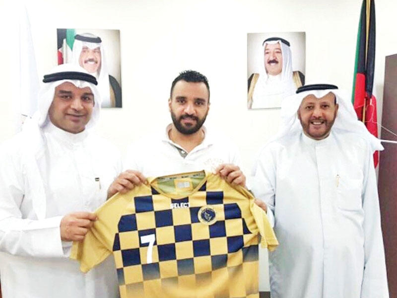 سعد سالم يتوسط رئيس النادي هملان الهملان ومدير الفريق أنور العتيبي