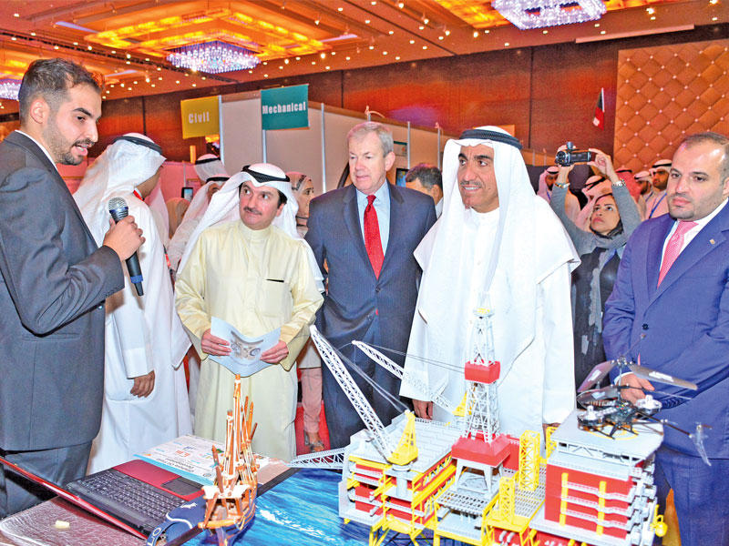 الأنصاري خلال جولته في المعرض  (تصوير جمال عبدالله)