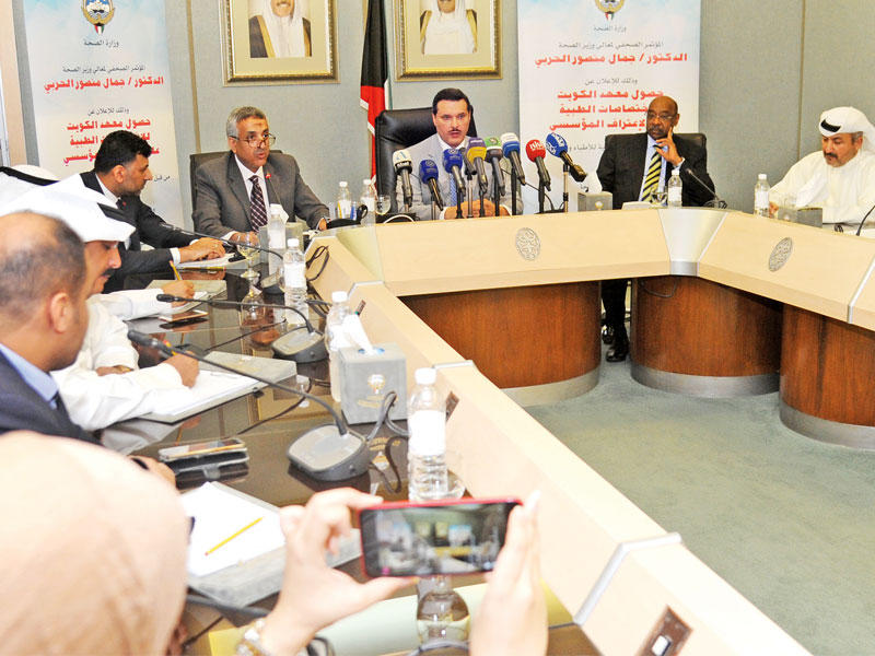 الحربي مترئساً المؤتمر الصحافي (تصوير عبدالله الخلف)n