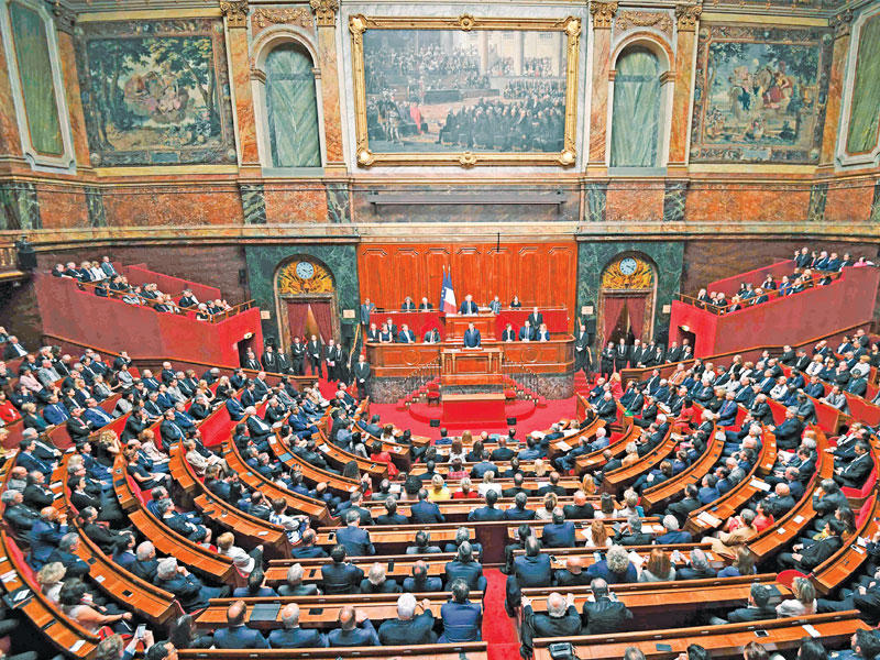 ماكرون مخاطباً غرفتي البرلمان في قصر فرساي بضواحي باريس أمس (أ ف ب)