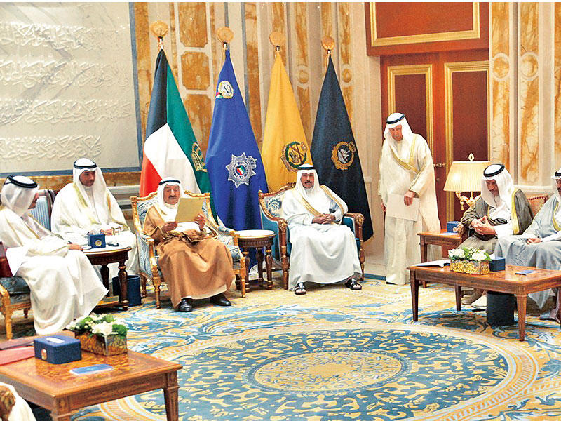 سمو أمير البلاد لدى تسلمه رسالة الأمير تميم من وزير خارجية قطر بقصر بيان  اليوم   (كونا)