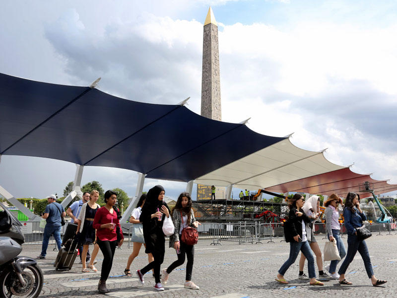 يمشي المشاة ويضعون اللمسات الأخيرة بمناسبة عيد الباستيل