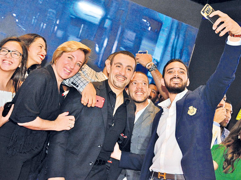 السقا وسط جمهورهn