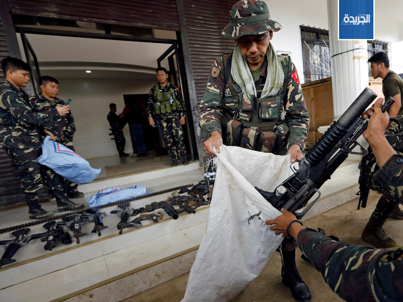 جنود الجيش الفلبيني يحصون الأسلحة المضبوطة في مراوي