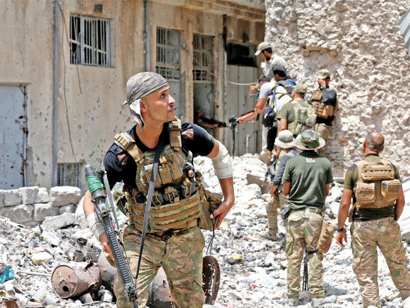 جانب من المعارك في الموصل  اليوم (رويترز)