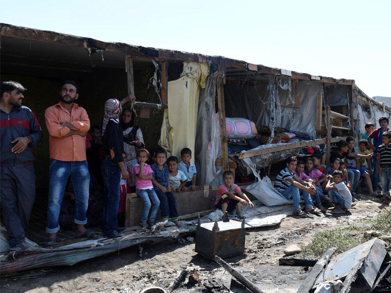 نازحون سوريون في مخيم برالياس في البقاع الذي تعرض لحريق t(رويترز)