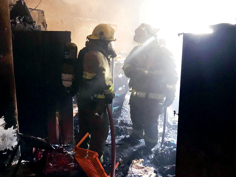 رجال الإطفاء يعاينون حريق منزل الفروانية