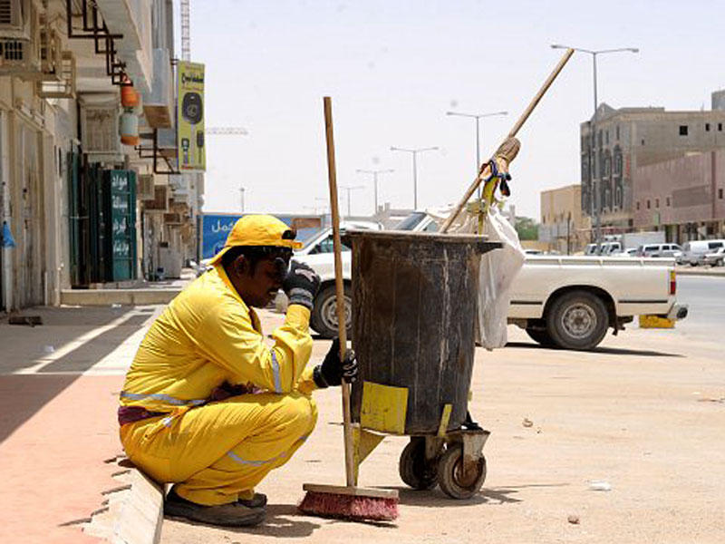 أحد عمال النظافة يعاني شدة الحرارة