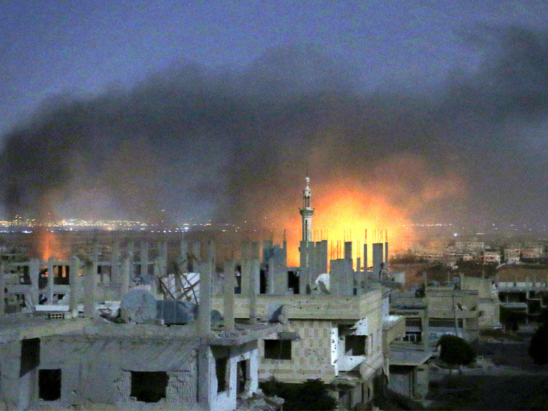 الدخان واللهب يرتفع من المباني بعد ضربة حكومية ذكرت على منطقة يسيطر عليها المتمردون في مدينة درعا جنوب سوريا