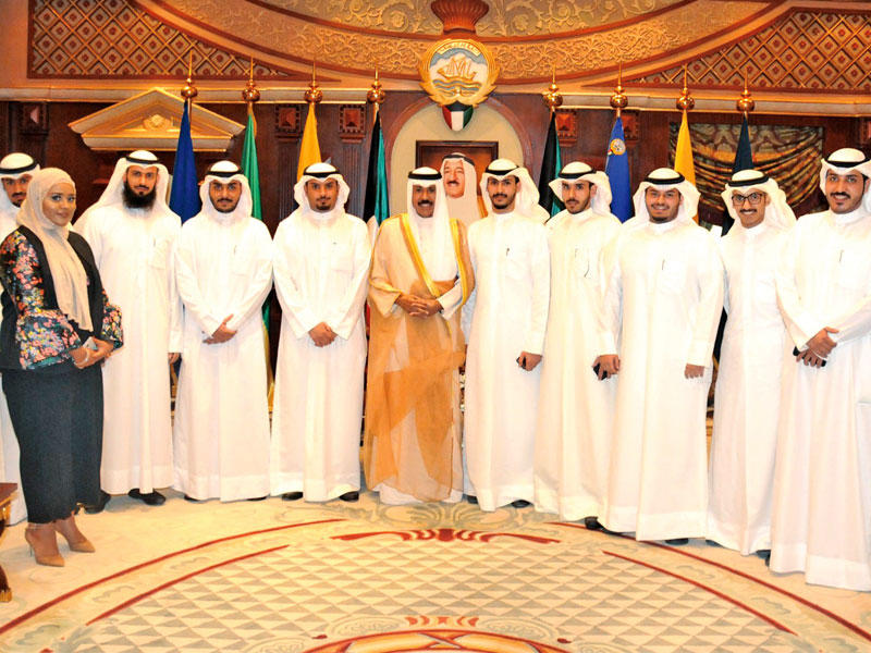 ولي العهد أثناء استقباله رؤساء وأعضاء فروع الاتحاد الوطني لطلبة الكويت أمس