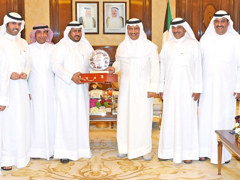  المبارك يتسلم درعا تذكارية من وفد الاتحاد العام لعمال الكويت أمس