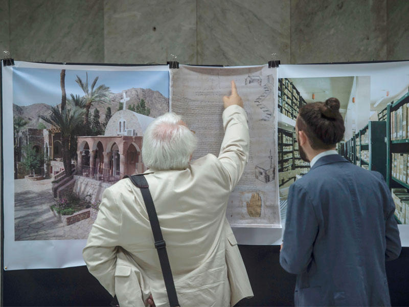 يقف الزوار أمام نسخة طبق الأصل من مخطوطة اكتشفت في وزارة الآثار في القاهرة