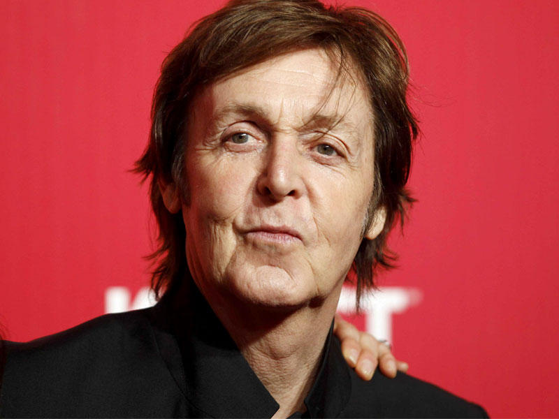  المغني والمؤلف الموسيقي بول ماكارتني