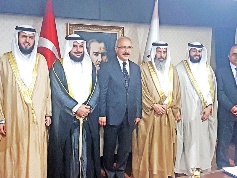 وزير التنمية التركي متوسطاً «لجنة الصداقة البرلمانية»