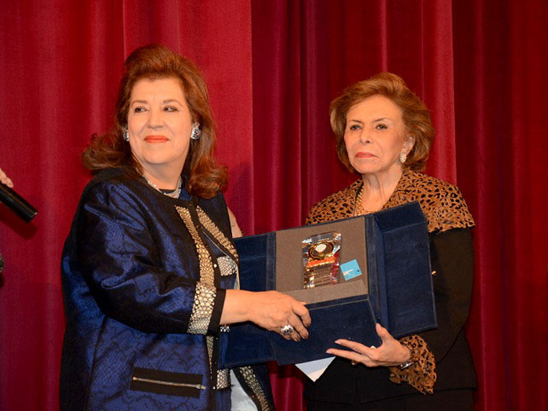 مرفت التلاوي تسلم إلى فوزية الرفاعي درع التكريم