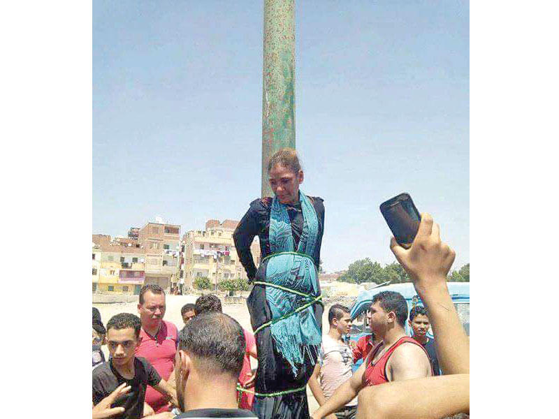 صورة مأخوذة عن مقطع الفيديو الذي تم تداوله يظهر السيدة بعد ربطها من العامة