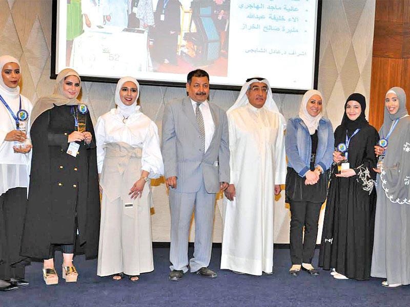 الخليفي في صورة جماعية مع الطلبة الفائزين في مشاريع المعرض