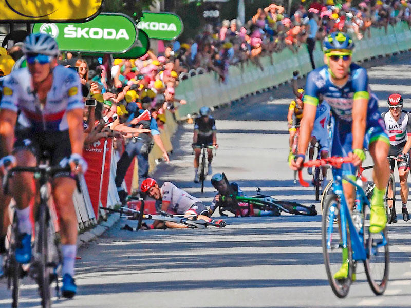 جانب من سباق طواف فرنسا ويبدو كافنديش في الخلف لحظة سقوطه