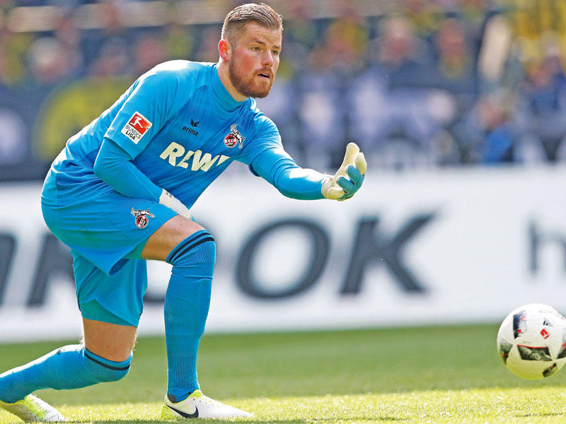  تيمو هورن حارس مرمى فريق كولون الألماني لكرة القدم