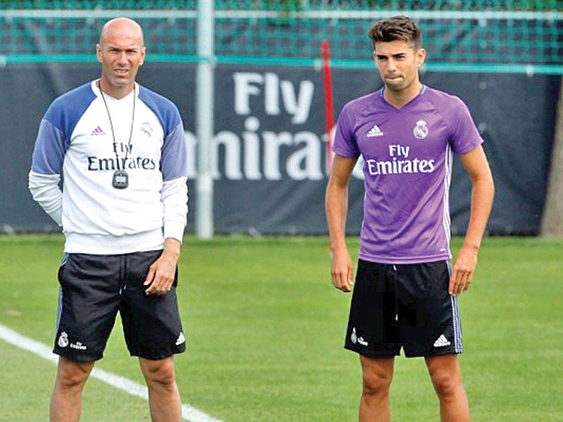 إنزو إلى جانب زيدان