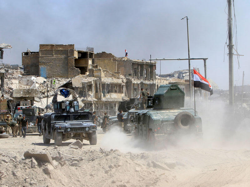 المركبات العسكرية لقوات الأمن العراقية خلال معركة بين القوات العراقية ومسلحين تنظيم داعش في مدينة الموصل القديمة