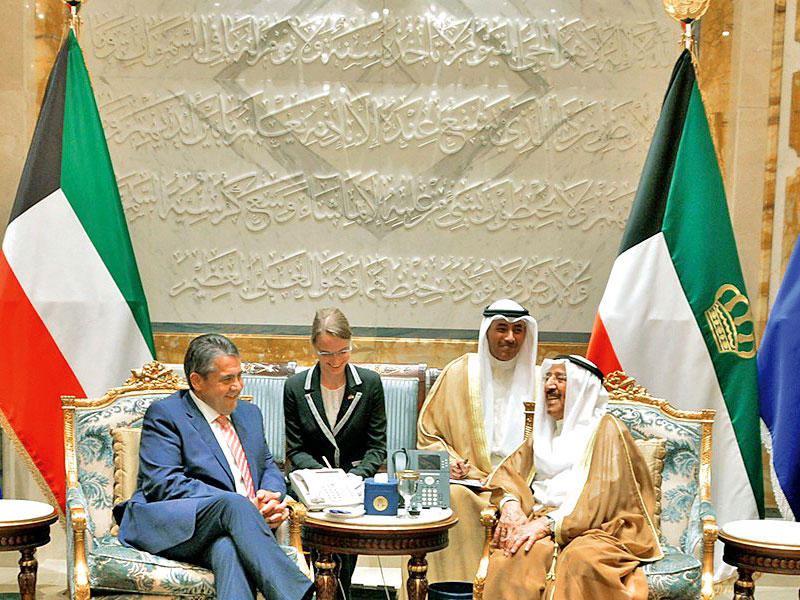 سمو الأمير مستقبلاً وزير خارجية المانيا في قصر بيان أمسn