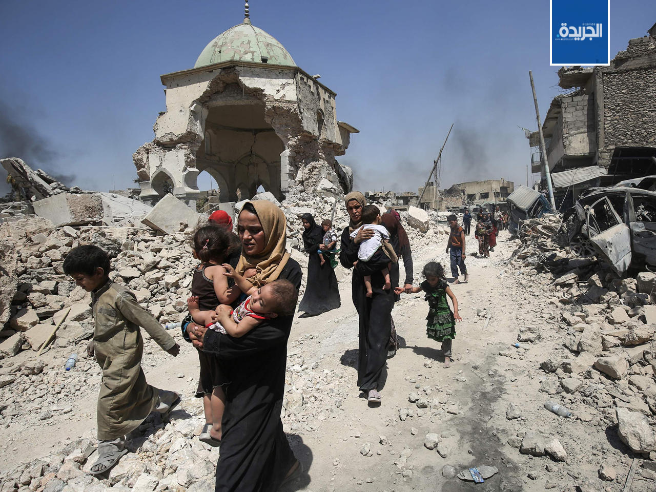 عراقيون يخرجون من الأحياء المحررة من قبضة داعش من مدينة الموصل القديمة