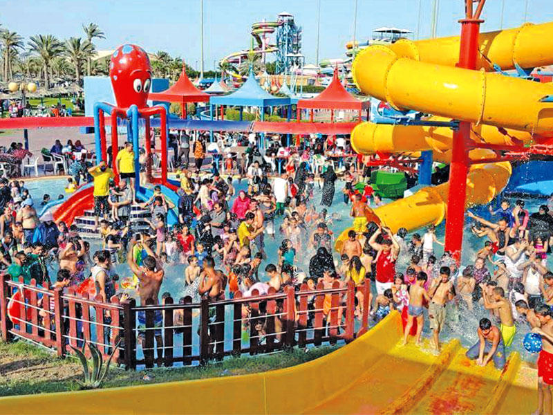 الحضور يستمتعون بالألعاب المائية