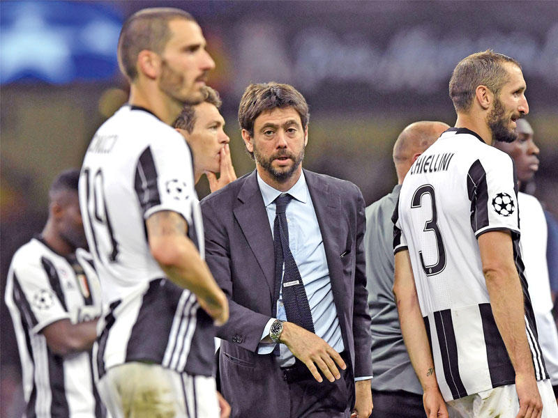 أنييلي ولاعبي يوفنتوس بعد خسارة نهائي دوري الأبطال