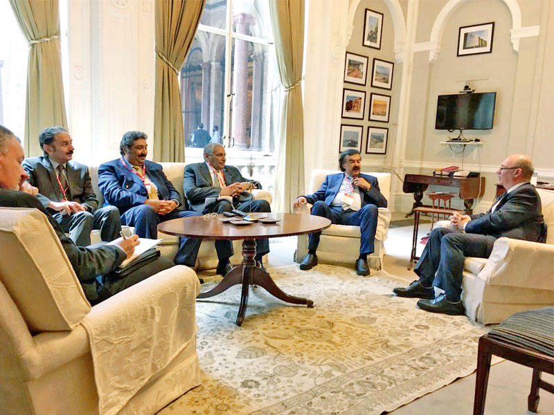 الجارالله خلال اجتماعه مع جونسون أمس n