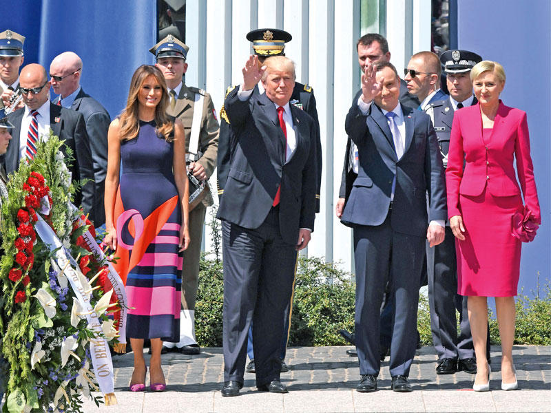 ترامب ونظيره البولندي مع زوجتيهما في وارسو أمس   (أ ف ب)