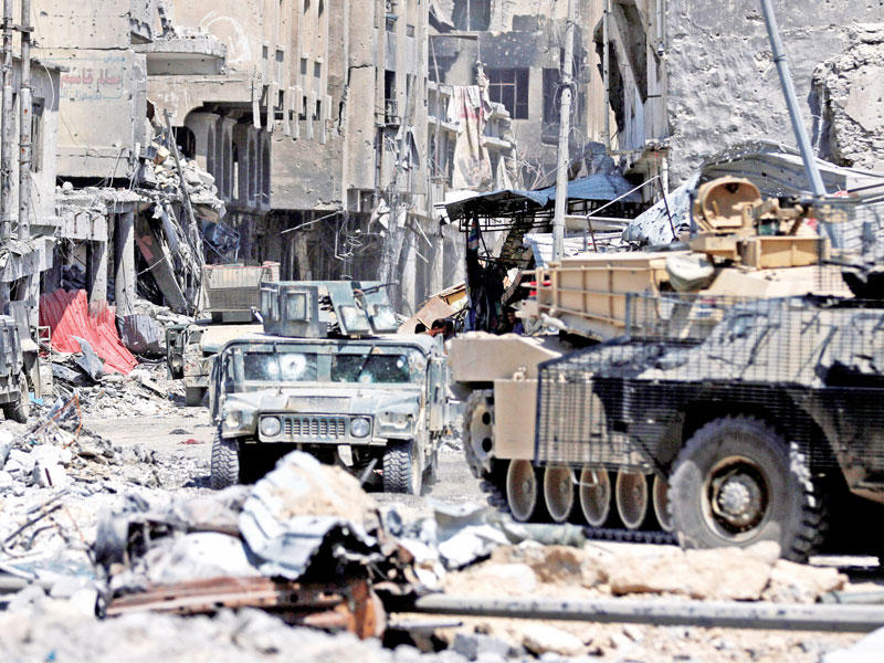 آليات عسكرية عراقية تخترق المدينة القديمة في الموصل أمس (رويترز)