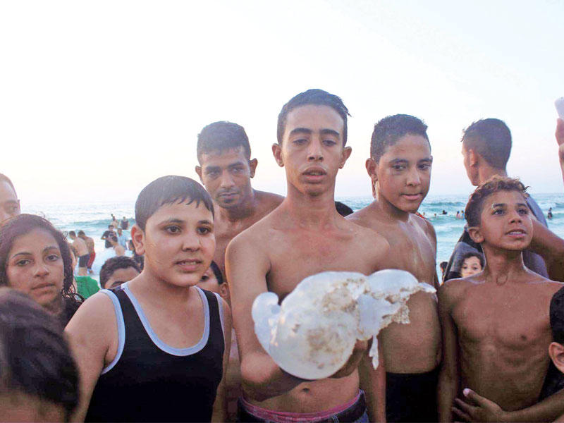 فتية مصريون على شاطئ في الإسكندرية