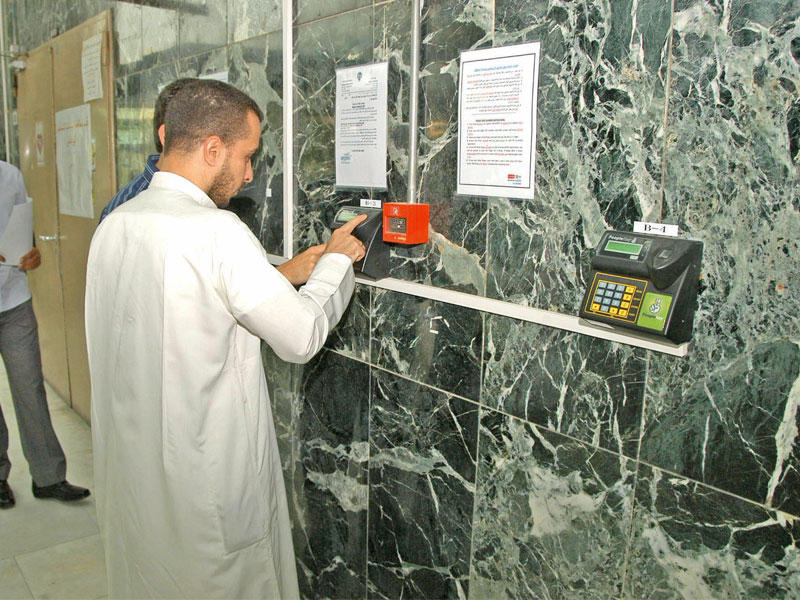 أحدي موظفي الوزارات يقوم بتفعيل بصمتة