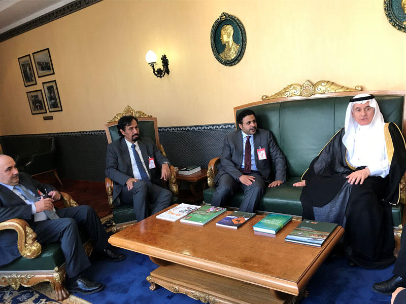 وزير الاوقاف والشؤون الاسلامية ووزير الدولة لشؤون البلدية الكويتي محمد الجبري مع وزير البيئة السعودي عبدالرحمن الفضلي والشيخ علي الخالد ورئيس الهيئة فيصل الحساوي