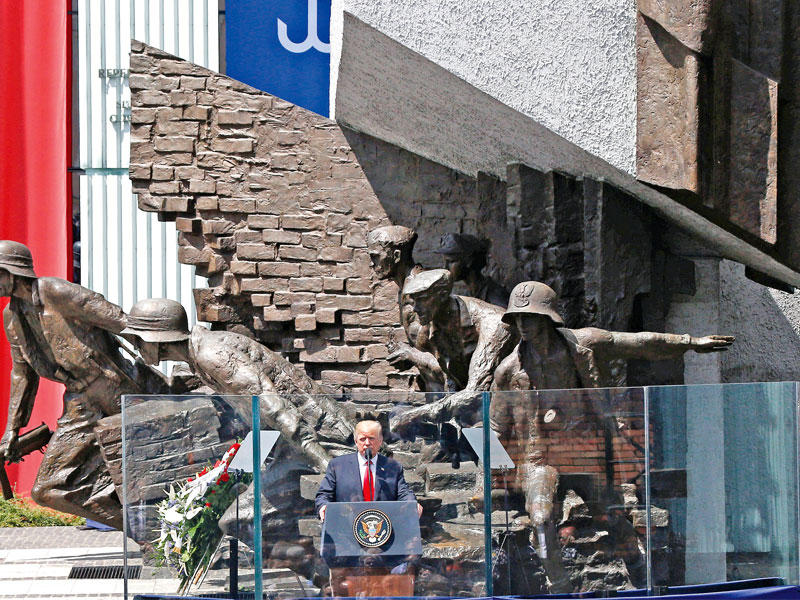 ترامب يلقي خطابه على نصب انتفاضة وارسو في ساحة كراسينسكي أمس (رويترز)