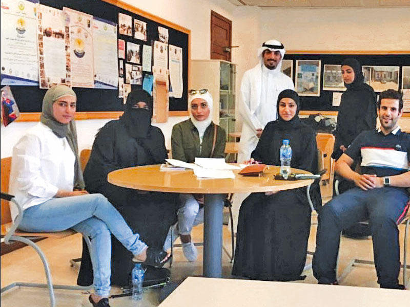 جانب من طلبة قسم الاجتماع والخدمة الاجتماعية المشاركين في البحث 