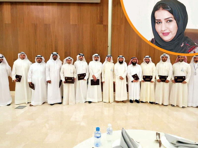 الأمين العام متوسطاً عدداً من الموظفين (أرشيف) وفي الإطار علية الفضلي