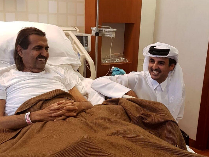 أمير قطر يعود والده