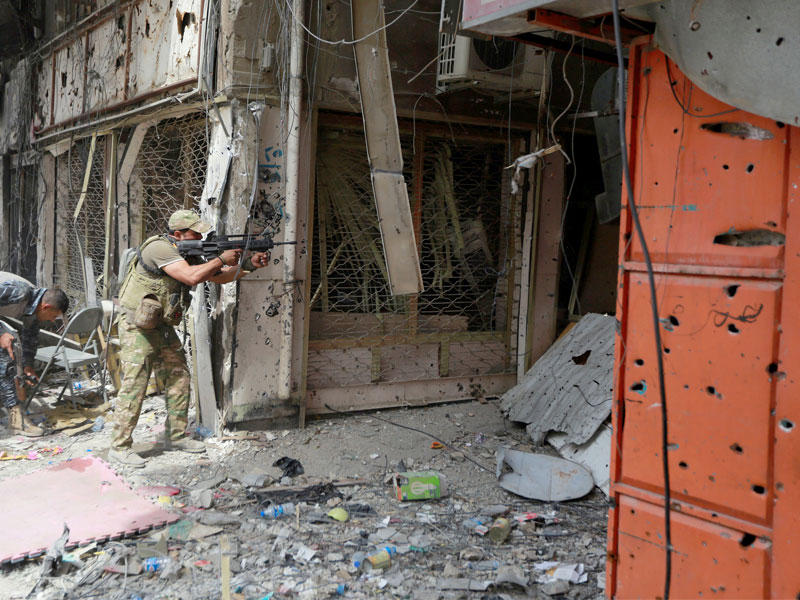 جندي عراقي خلال عمليات تمشيط في الموصل أمس (رويترز)