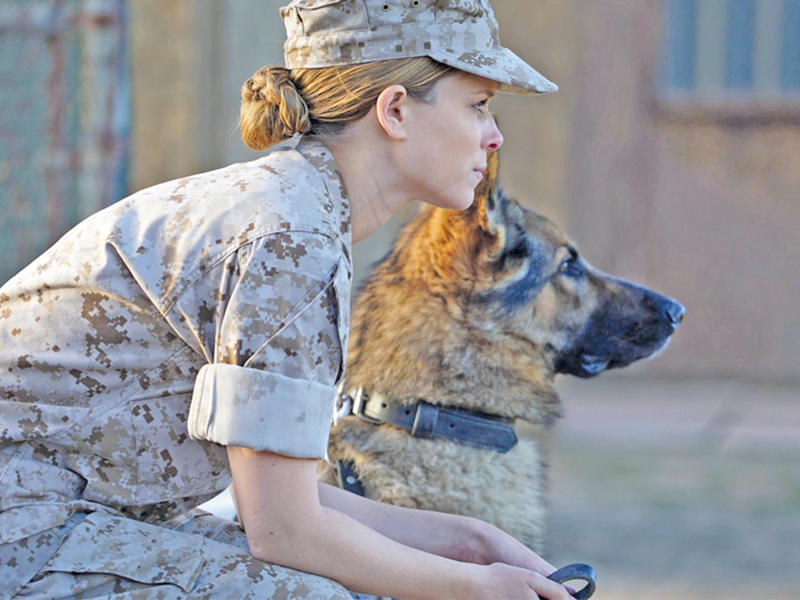 كيت مارا وكلبها في الفيلمn