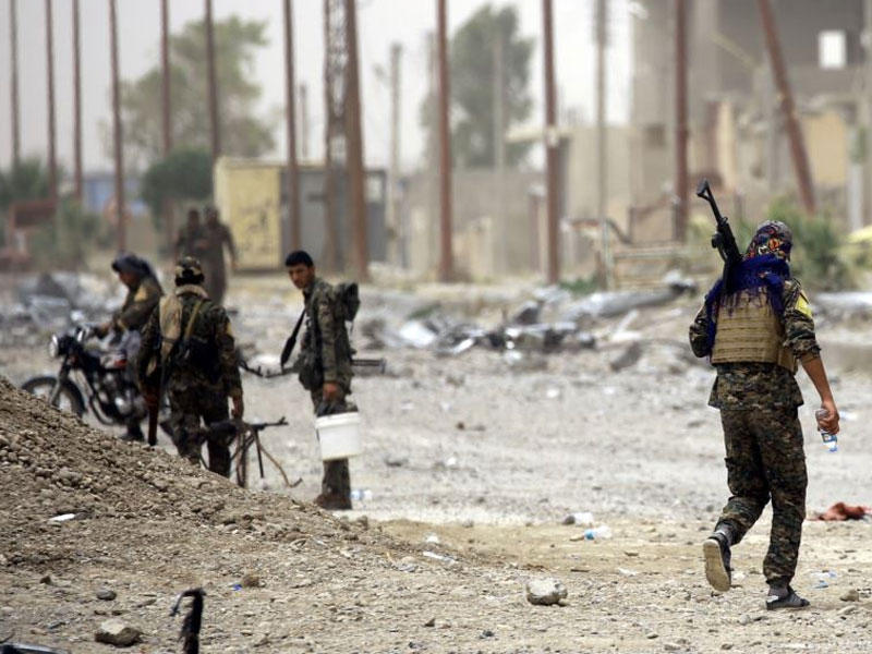 عناصر من قوات سورية الديموقراطية في الرقة