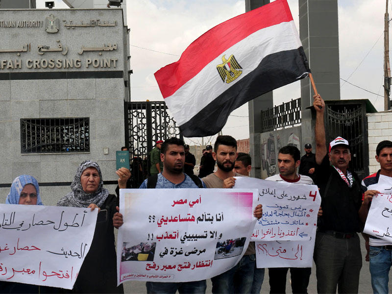 جانب من وقفة نظمها فلسطينيون لمناشدة السلطات المصرية فتح معبر رفح البري الفاصل بين قطاع غزة وسيناء أمس الأول t(أ ف ب)