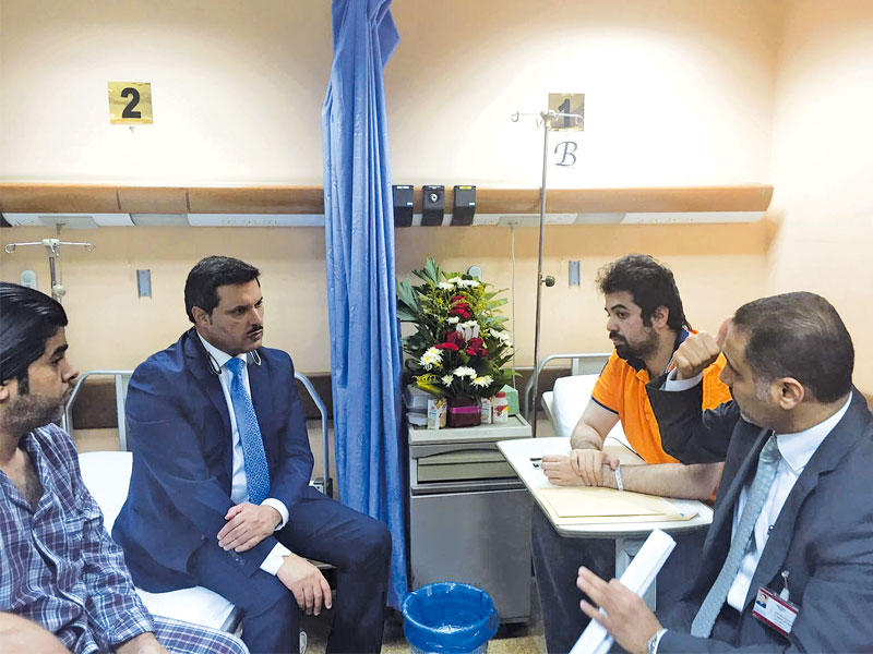 الحربي خلال زيارته لمرضى مستشفى الصباح