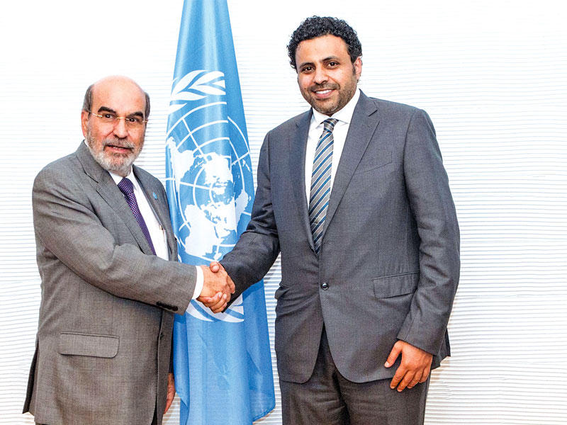  الجبري مصافحاً المدير العام لمنظمة فاو 