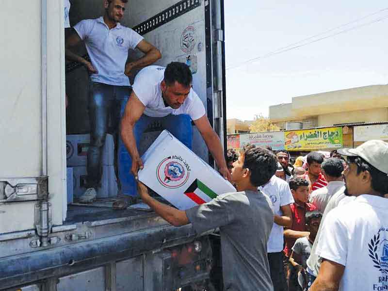 جانب من توزيع المساعدات على اهالي الموصلn