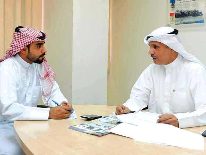 فهد العنزي متحدثا إلى الزميل محمد الجاسمn